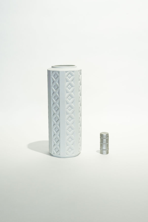 PORCELAIN VASE - 20 VINTAGE OP ART VASE