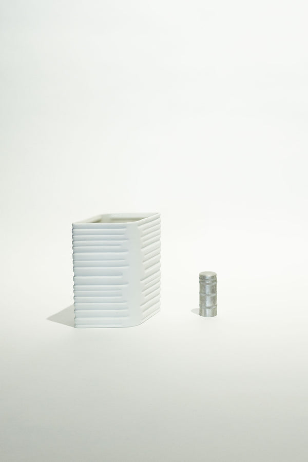 PORCELAIN VASE - 17 VINTAGE OP ART VASE