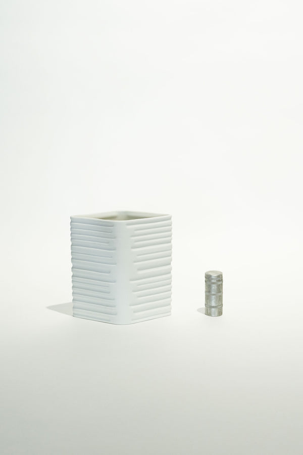 PORCELAIN VASE - 17 VINTAGE OP ART VASE